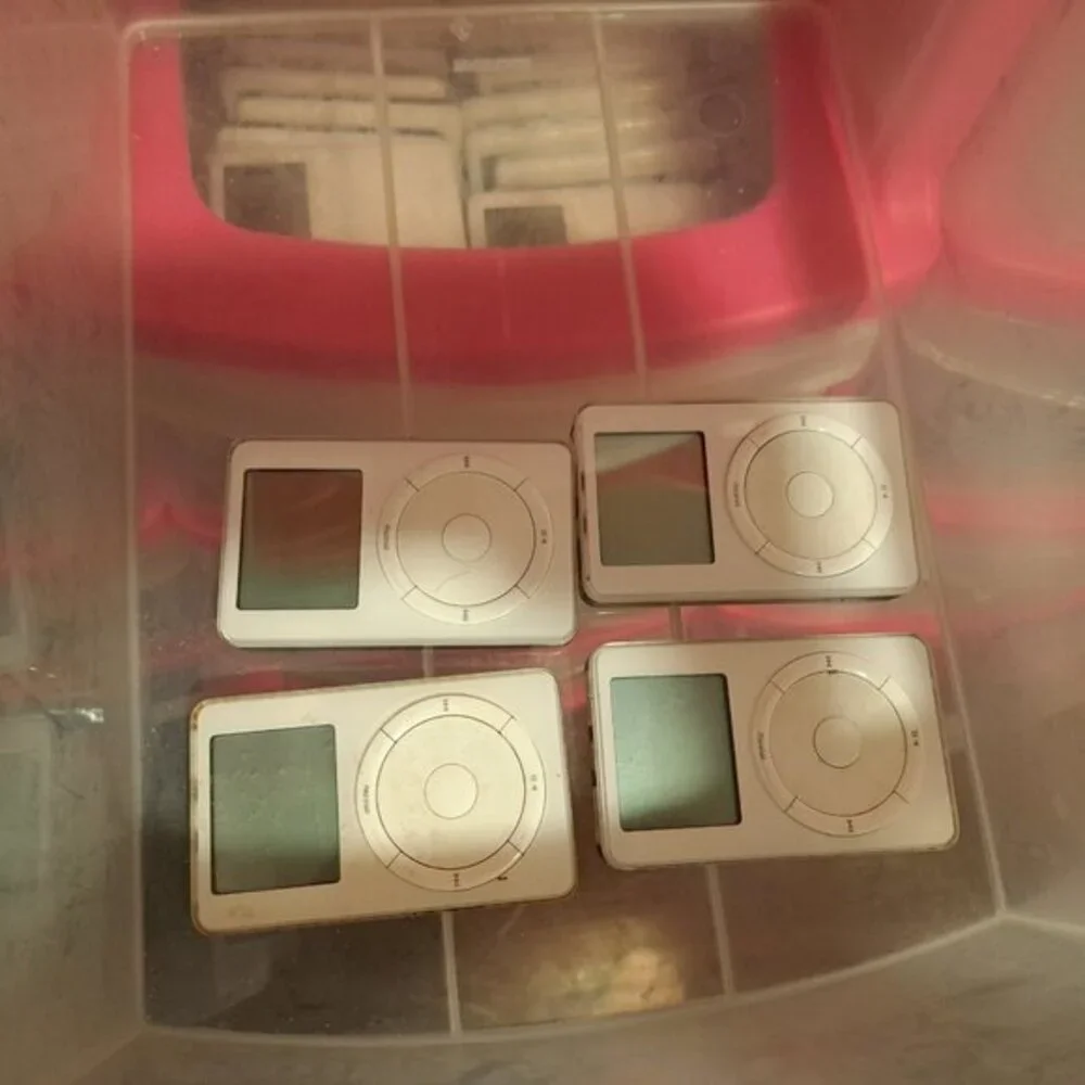 1X Apple iPod Classic 5th Generation 60GB with accessories White 1 Year Warranty